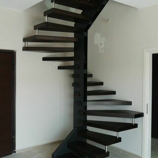 Винтовая лестница на каркасе из металла