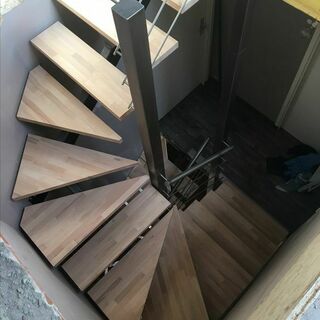 Винтовая лестница на металлокосоуре 180°.