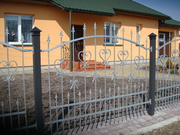 Сварной забор с декоративной ковкой