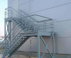 Металлическая лестница для пожарного выхода