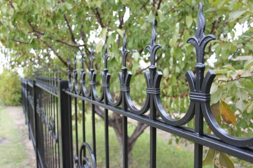 Металлический забор от производителя в спб. Кованый забор. Забор металлический кованый. Декоративный кованый забор. Кованые ограждения для забора.