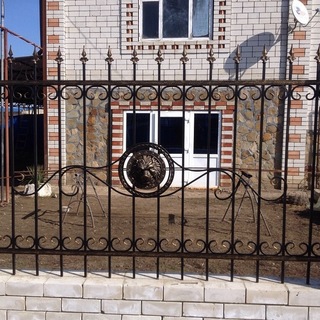 Кованный забор с декоративным гербом льва