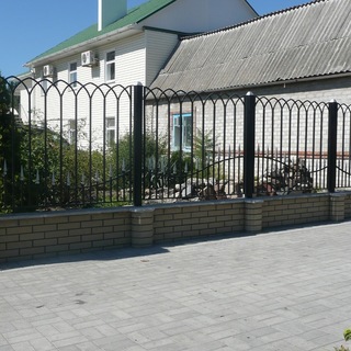 Кованный забор с металлическими стобами