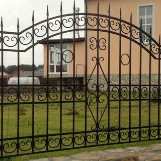 Кованный забор из металла для дома
