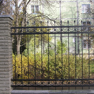 Забор кованный с пиками металлическими