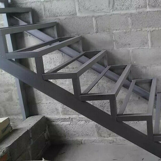 Металлический каркас ступенчатой лестницы.