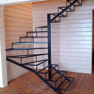Каркас лестницы из металла с поворотными ступенями 180°.
