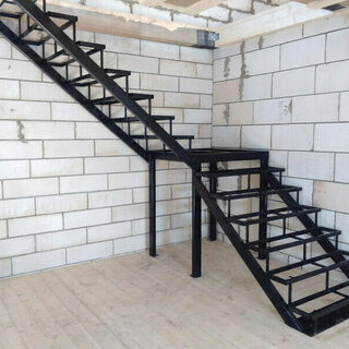 Каркас лестницы из металла с площадкой 90°