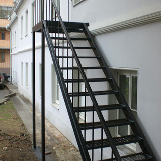 Одномаршевая уличная лестница из металла с площадкой.