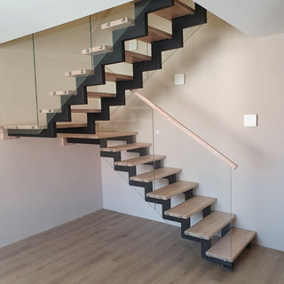 Ступенчатая лестница на металлическом каркасе с площадкой и поворотом на 180 градусов.