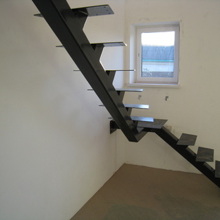 Каркас металлической лестницы на двух косоурах с поворотной площадкой 90°.