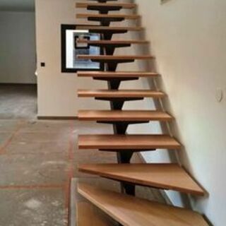 Одномаршевая лестница на металлическом косоуре без перил.
