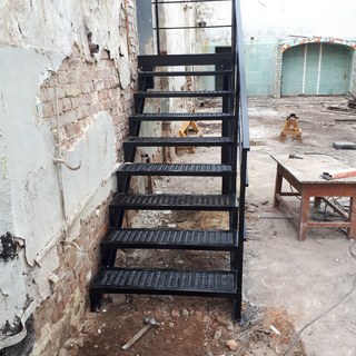 Уличная металлическая лестница одномаршевая.