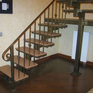 Металлическая лестница на второй этаж на косоурах два пролета с поворотом.