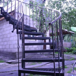 Лестница металлическая винтовая для дачи с перилами.