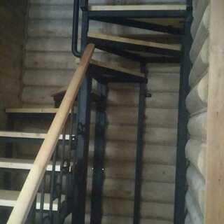 Металлическая винтовая лестница для дома с перилами.