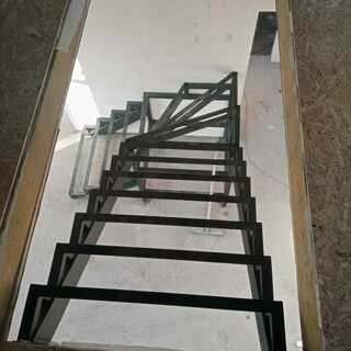 Металлический каркас лестницы с поворотными ступенями на 90 градусов.