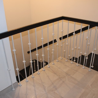 Металлические перила лестницы в доме