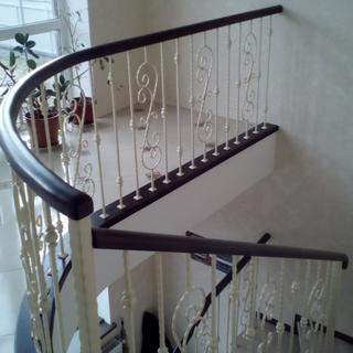 Белые металлические перила для лестницы
