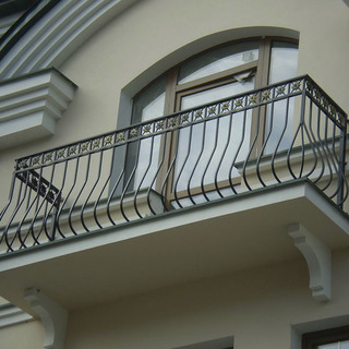 Кованные перила для балкона из металла