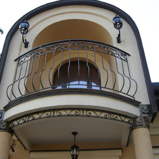Балконные перила с ковкой из металла