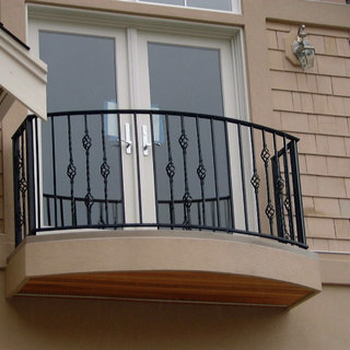 Металлические перила для балкона с ковкой